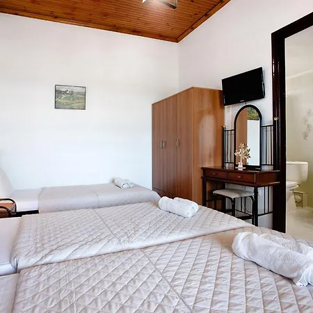 Yiannis 5 Adults 3 Apartment *