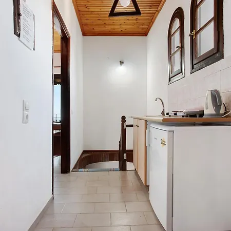 Yiannis 5 Adults 3 Apartment