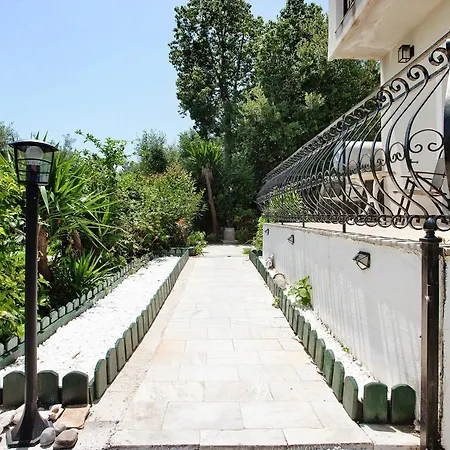 Yiannis 5 Adults 3 Apartment
