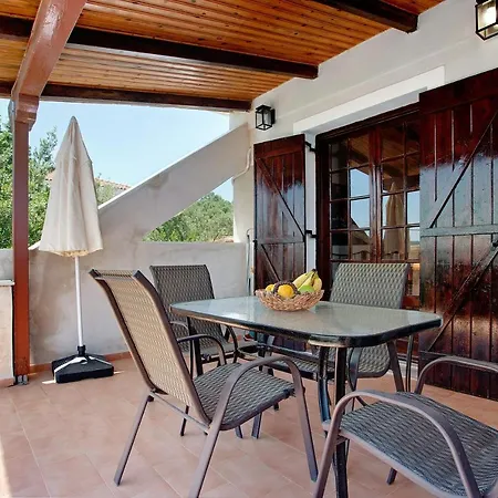 Yiannis 5 Adults 3 Apartment